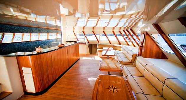 Our catamaran tours Kauai Hawaii include an air-conditioned lounge and bar area with beautiful floors, granite countertops, and tiled bathrooms.